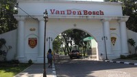 Gerbang benteng yang megah.