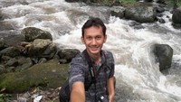 Selfie di tepi sungai