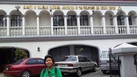 Berfoto di depan gedung museum.