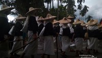 Pawai Adat dalam acara peresmian Cagar Budaya Perkampungan Adat Jorong Padang Ranah dan Tanah Bato --acara juga dihadiri oleh staf presiden