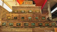 Kotak-kotak yang menyangga kepala sang Buddha