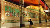 potongan-potongan gambar yang di dinding yang menceritakan kisah patung Buddha ini