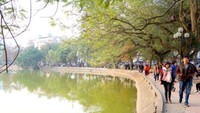 Pedestrian di tepi danau