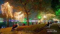 Danau Hoan Kim di malam hari