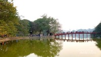 Suasana danau yang tenang