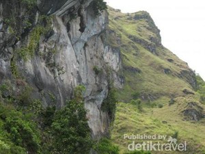 Legenda Mistis Batu Gantung di Pulau Samosir