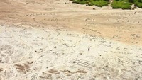 Tulisan karya wisatawan dari atas