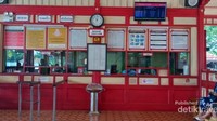 Loket tempat pembelian tiket.