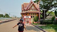 Berfoto dengan latar belakang lounge stasiun Hua Hin.