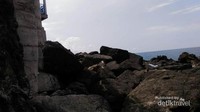 menyusuri batu-batu besar menuju tapak
