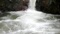Air terjun kecil di Gua Lalay