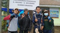 Foto kami berempat di Pos Perijinan Gunung Arjuno Welirang Jalur Sumber Brantas Batu. Dari kiri ada Aham, Afan, Saya, dan Qosim. Jalur ini adalah yang paling singkat menuju Arjuno-Welirang, namun tidak mempunyai sumber air di sepanjang jalurnya.