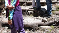 Menuruni Jalan Menuju Kawah Domas