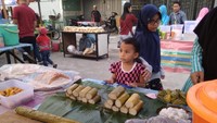 anak-anak mapun orang dewasa sangat menikmati panganan lemang tapai untuk berbuka puasa