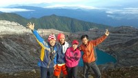 Kami saat menggapai puncak Merapi