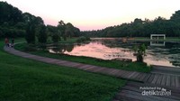 Senja di Danau Dora