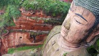 Lihatlah wajah Leshan Giant Buddha yag duduk ini benar-benar terlihat sedang tersenyum (paradiseintheworld.com)