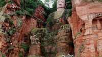 Di sini, wisatawan juga bisa mengambil foto dari atas tebing-tebing yang mengapit patung ini (lacitadelleunivergence.com)