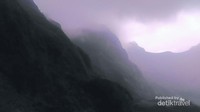 Tebing Pegunungan Kelud Yang Ditutupi Mendung, sangat gelap dan sunyi