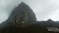 Gunung Sumbing yang berdiri tegak, menjadi saksi setiap kali Gunung Kelud erupsi