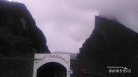 Menurut warga sekitar, terowongan di kawasan Gunung Kelud, selain untuk lalu kendaraan, juga untuk aliran lahar ketika sedang erupsi