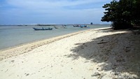 Menikmati laut yang mulai pasang