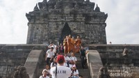 Panitia Walubi, dan Biksu di Candi Mendut