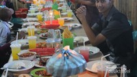 Traveler Menunggu teman yang lain datang