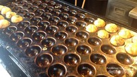 takoyaki sedang disiapkan