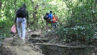 Mendaki Gunung Ujung Pancu untuk mencapai pantai Lhok Mata Ie