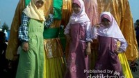 Berfoto dengan ondel-ondel di Monas