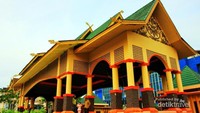 Bangunan di alun-alun kota