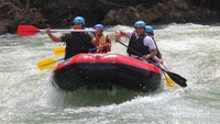 Para peserta rafting tampak ceria