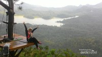 Bergaya dengan background Waduk Sermo