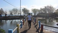 Melewati jembatan kayu yang menjadi penghubung Pulau Santen.