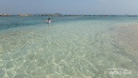 Pantai sebening kaca di Pulau Bulat