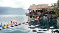 Batur Natural Hot Spring Bali dengan latar belakang Danau Batur