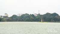 Kuil di tengah danau Guom sering kali dijadikan simbol Hanoi