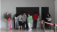 Bagian penerima tamu, di sini pengunjung dapat menitipkan tas dan barang bawaan lainnya.