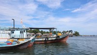 Kapal-kapal nelayan di tepi Pulau Pongok