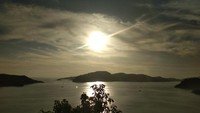 Matahari hendak tenggelam di gugusan pulau-pulau kecil.