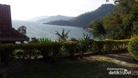 Danau Toba terlihat dari penginapan, Parapat