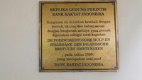 Keterangan di depan bangunan