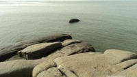 Batu-batu,cocok sebagai tempat duduk seraya menikmati pantai