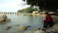 Memandangi laut lepas