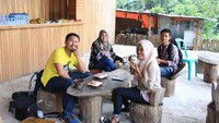 Kami saat santai menyeruput kopi kawa daun