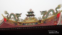 Patung naga kembar di atap vihara