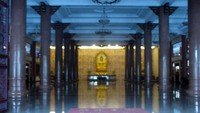 Altar dewa di dalam vihara