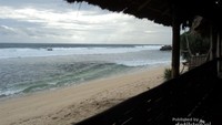 Cantiknya Pantai Sepanjang dari pondok beratap alang-alang