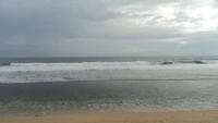 Ombak yang beradu kekuatan dengan pantai